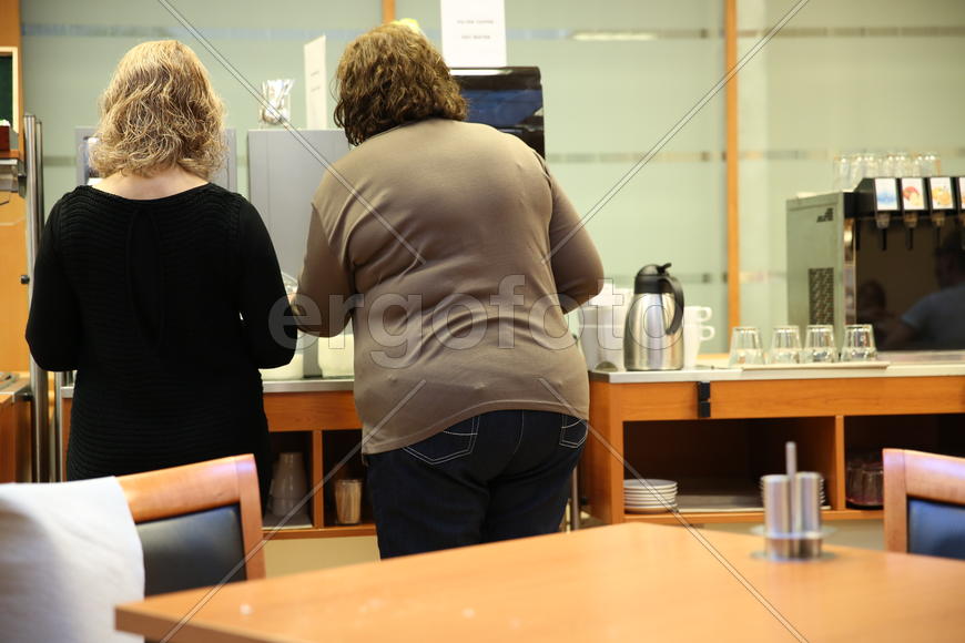 Полные посетительницы кафе