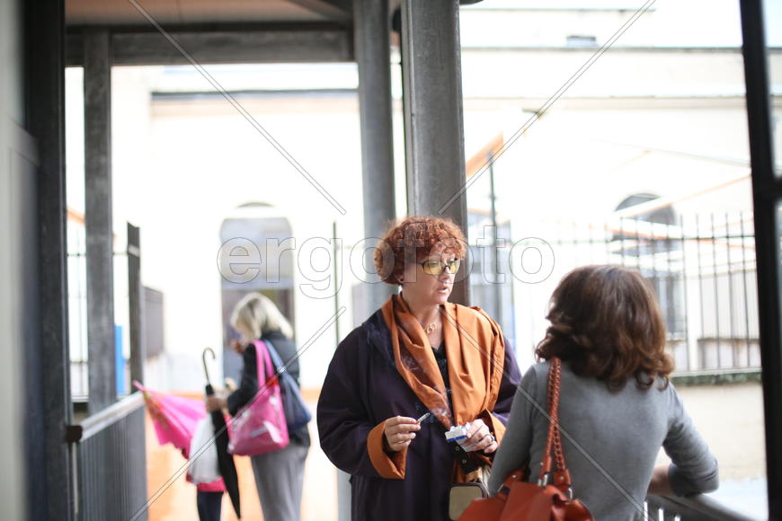 Директор курит?!