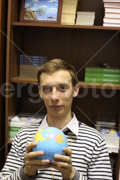 Земной шар в руках Петрухина