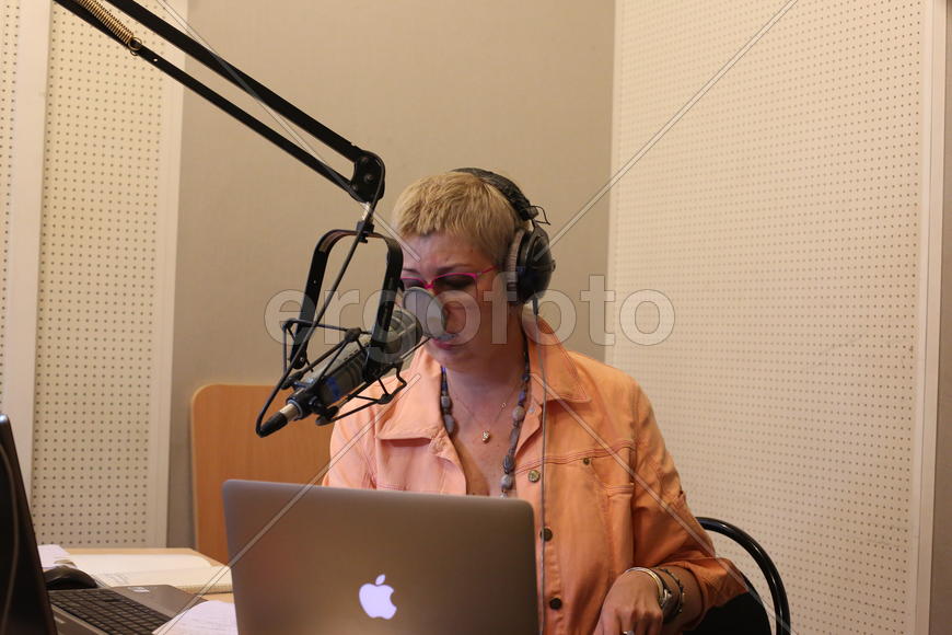 Татьяна Устинова ведёт передачу, радио