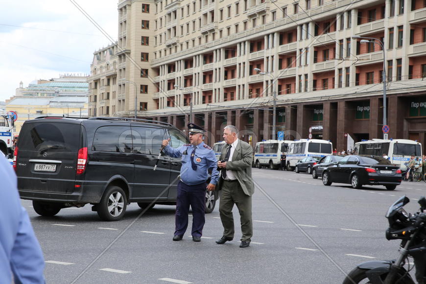 Митинг в защиту Навального, полиция, машина