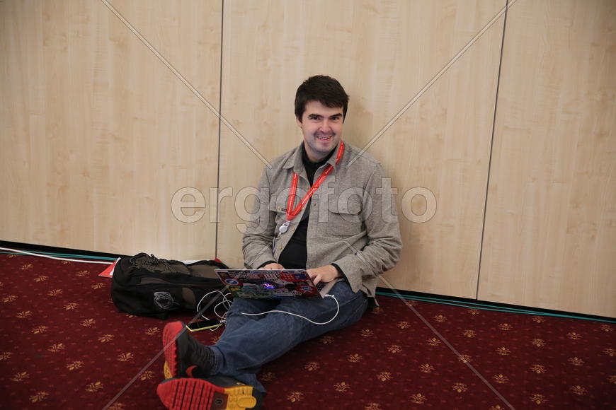 Компьютерщик на полу