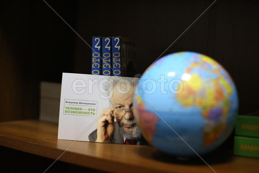 Земной шар и Владимир Шахиджанян