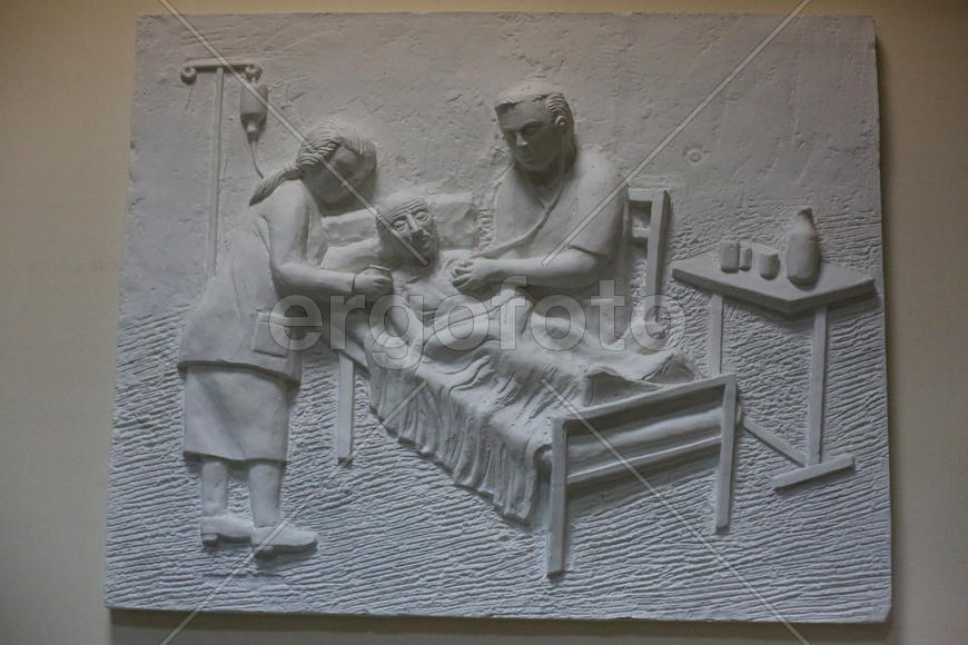 Барельеф в кардиологическом институте