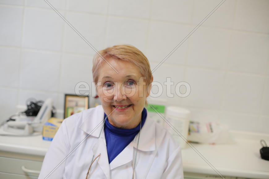 Людмила Анатольевна Аксамит улыбается