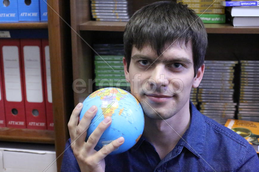 Павел Леонидович Поляков с глобусом