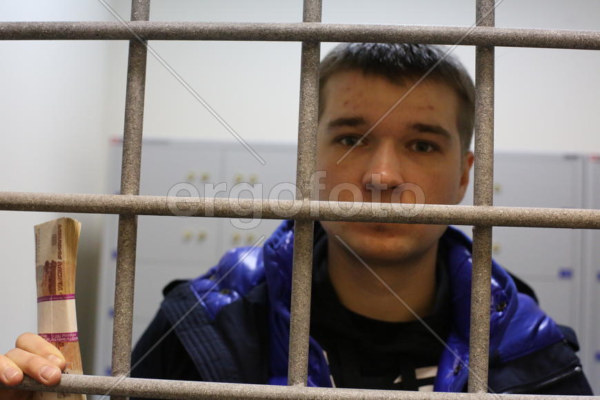 Молодой человек за решеткой