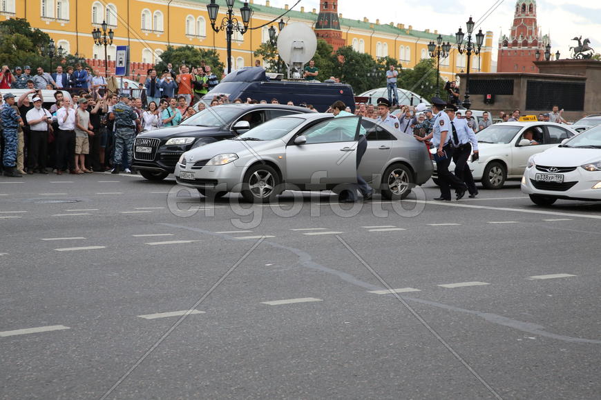 Митинг, милиция, поломка, толкают машину
