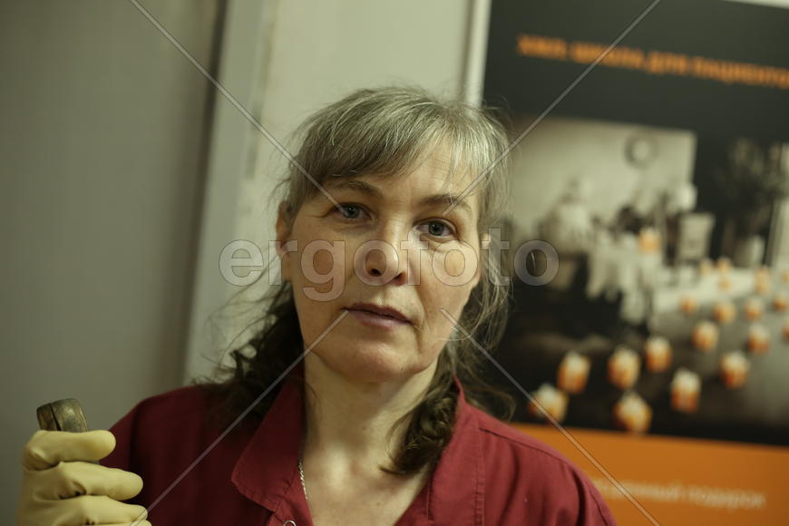 Уборщица за работой.