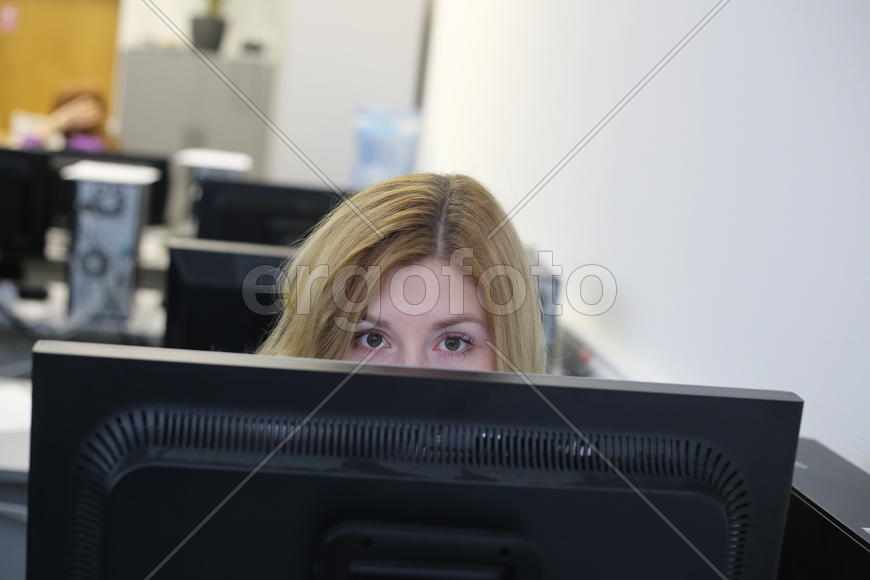 Сотрудница ТРК "Мир". Глаза и монитор.