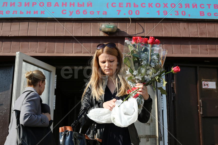 Цветы есть. Розы.