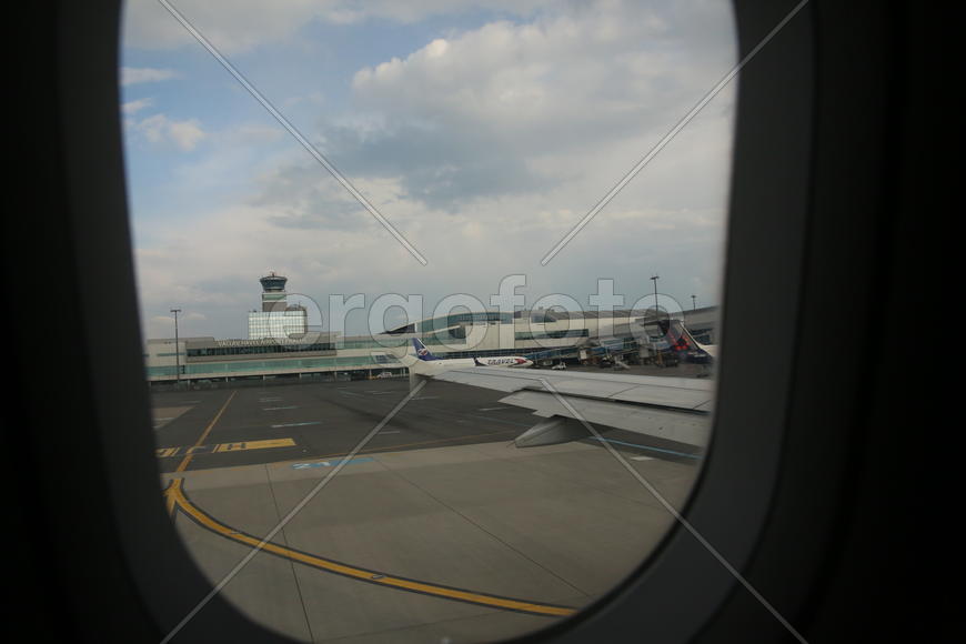 Вид из иллюминатора самолета