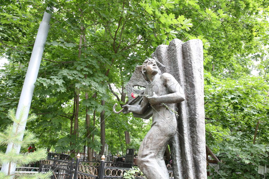 Памятник клоуну Леониду Енгибарову на Ваганьковском кладбище