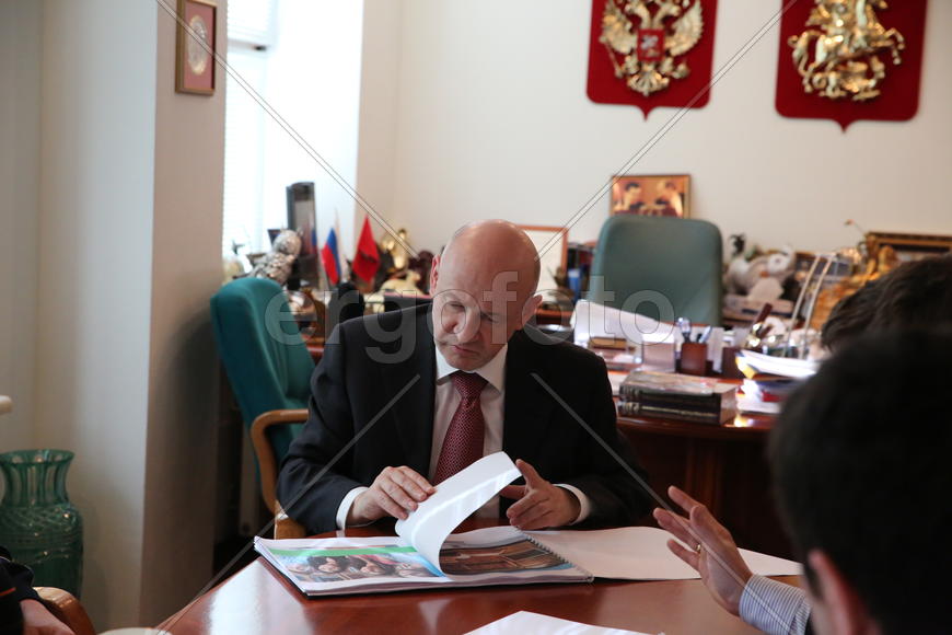 Платонов не торопится