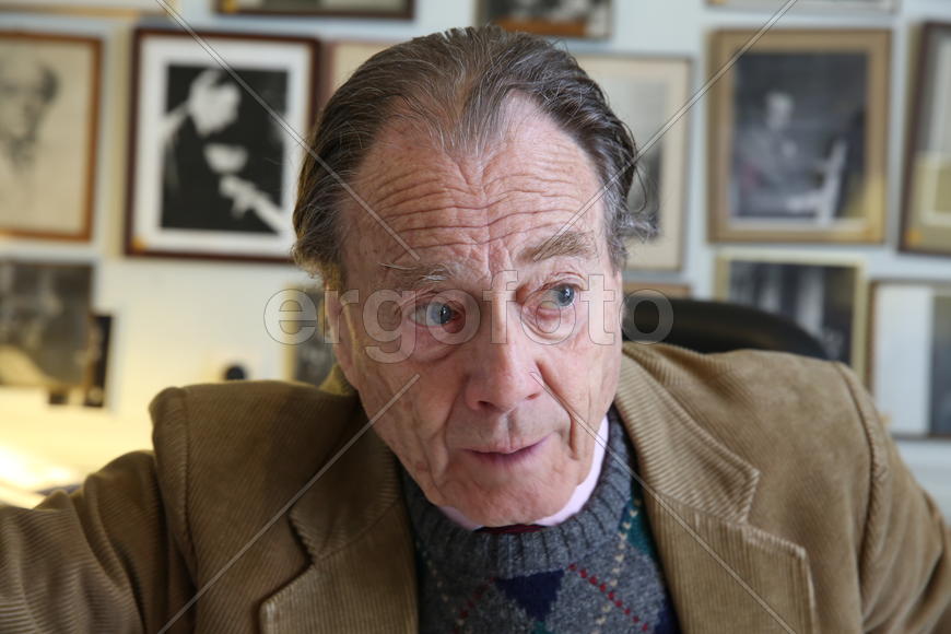 Он любит Россию