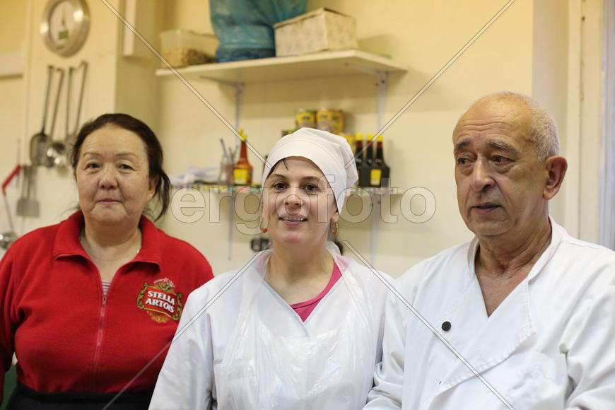 Работники в столовой