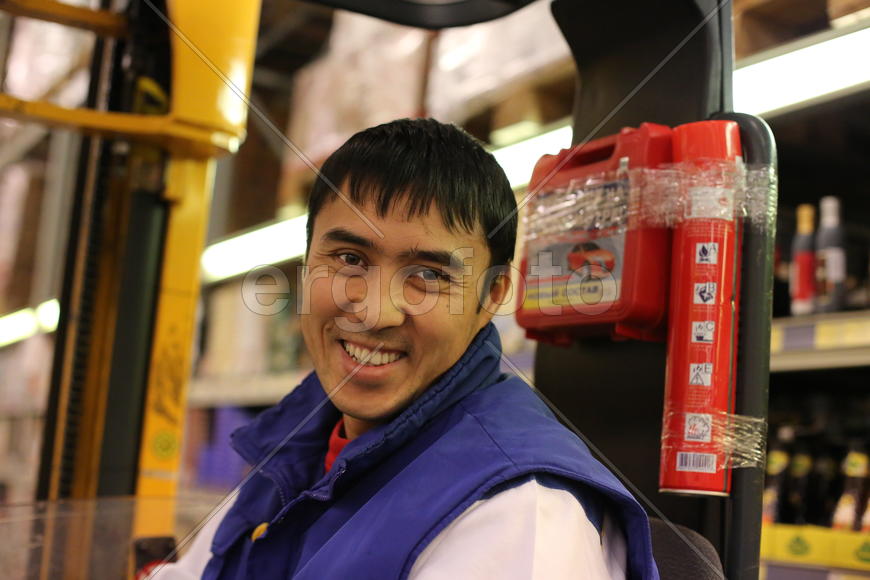 Сотрудник магазина Метро