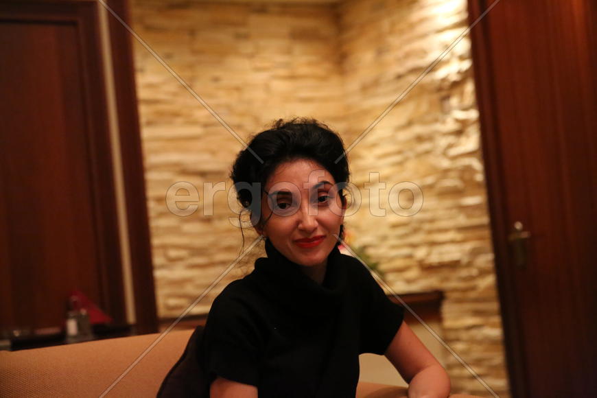 Ануш Аракелян улыбается