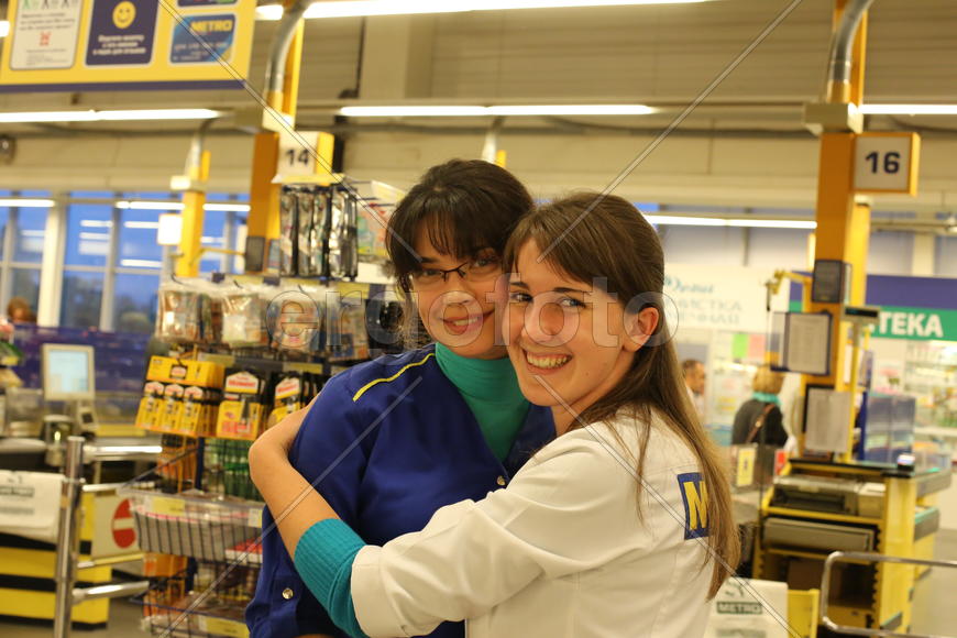 Две подруги из магазина METRO
