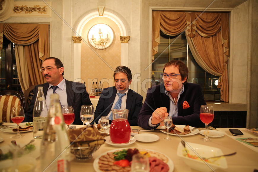 Тройка за праздничным столом.