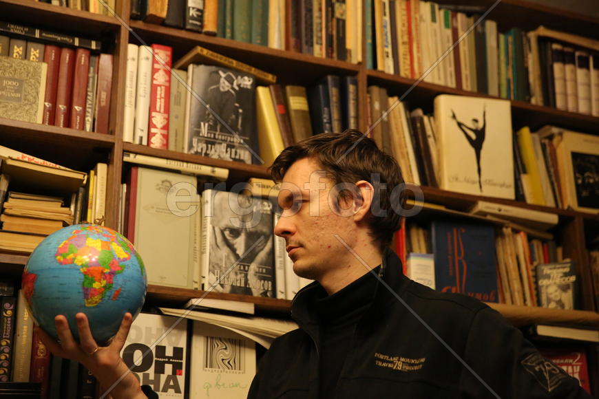 Дмитрий Митрофанов и земной шар