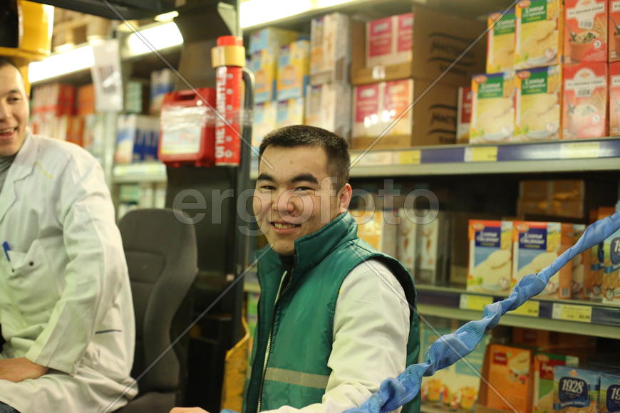 Улыбка продавца-гастарбайтера