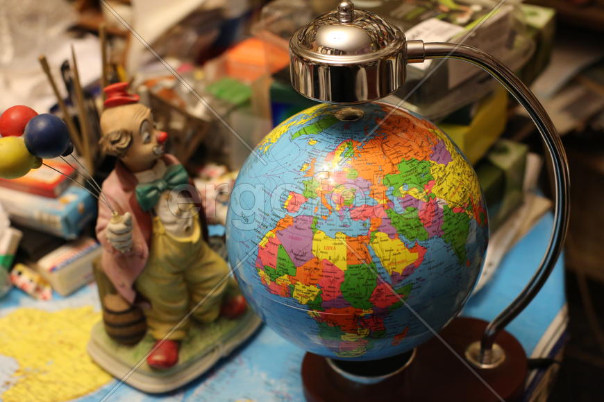 Глобус и фигурка клоуна