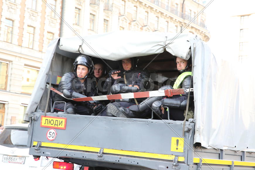 Омоновцы в кузове грузовика