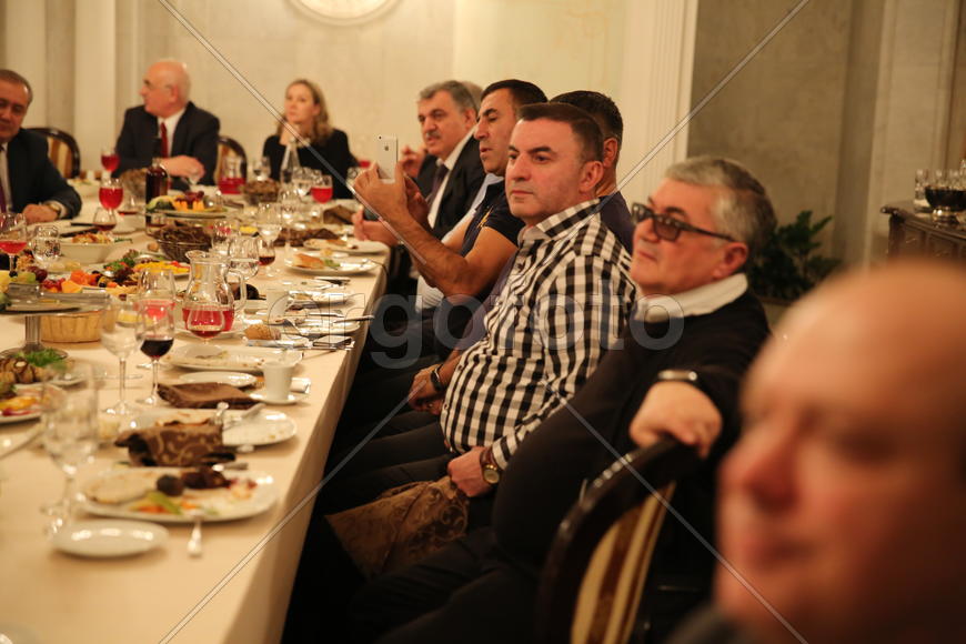 Теплая компания за столом