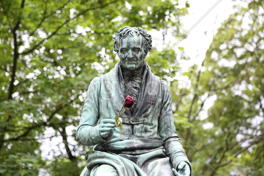 Памятник Денону