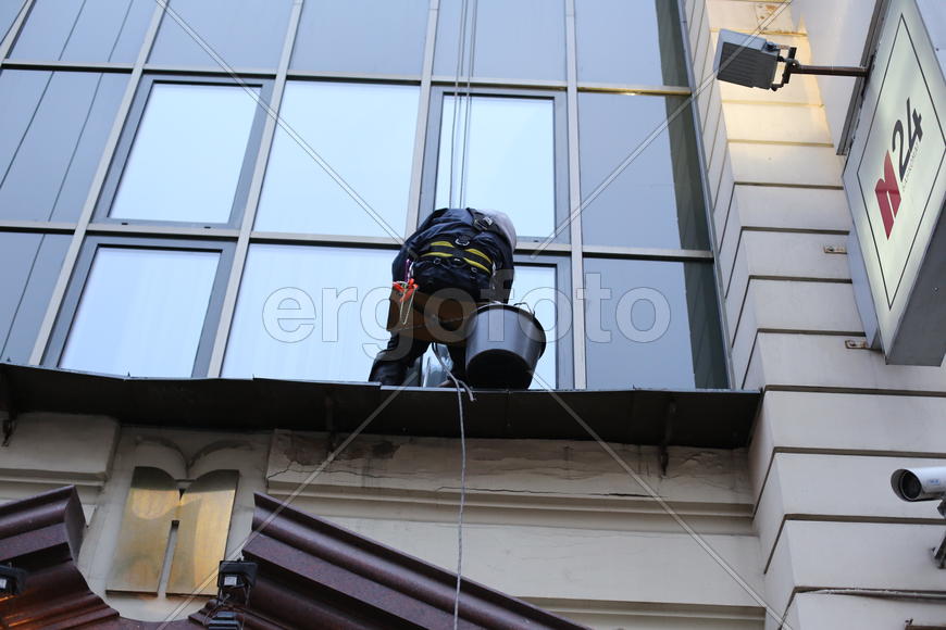 Мойщик окон за работой