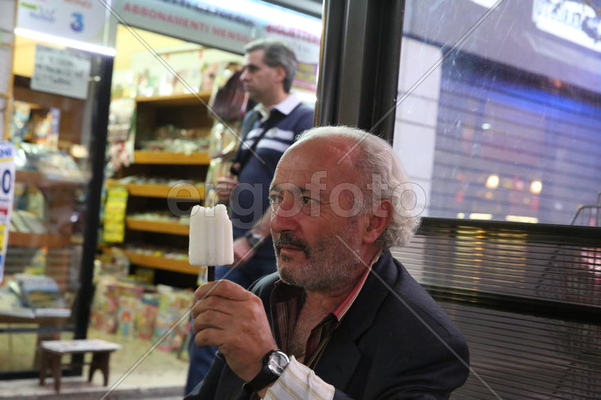 Человек и мороженое