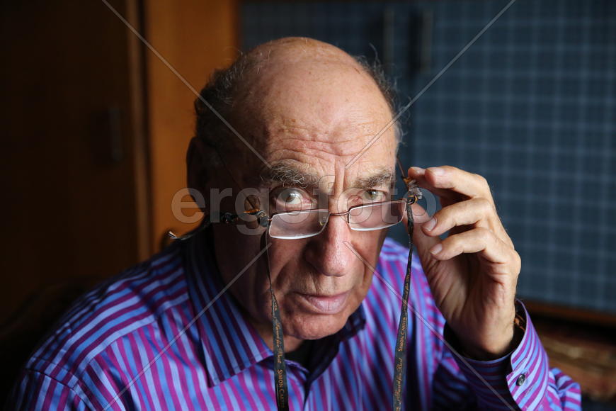 Лев Колодный в очках