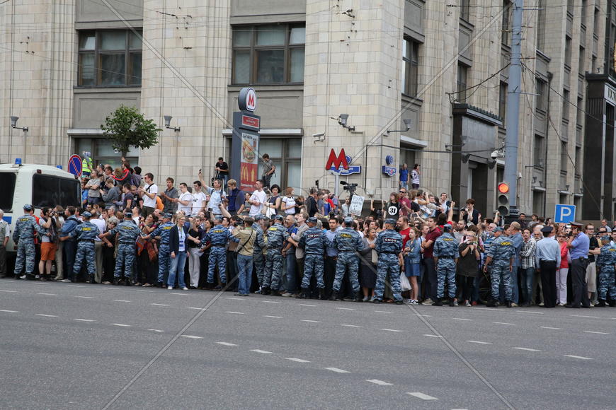 Митинг, оцепление, толпа, омоновцы