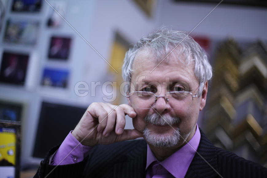 Фотограф на фирме "ФотоПро" улыбается