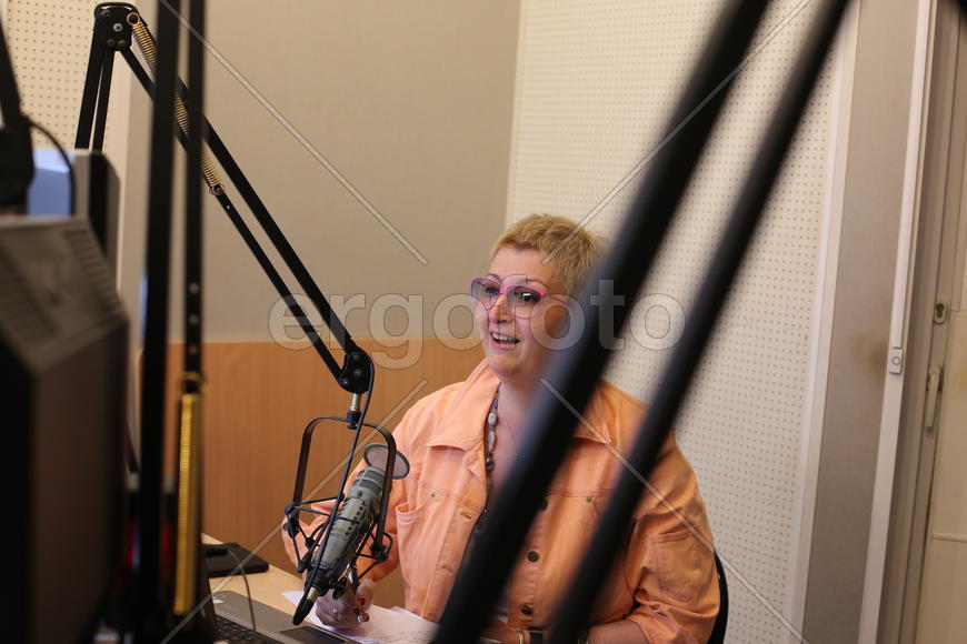 Татьяна Устинова ведёт радиопередачу