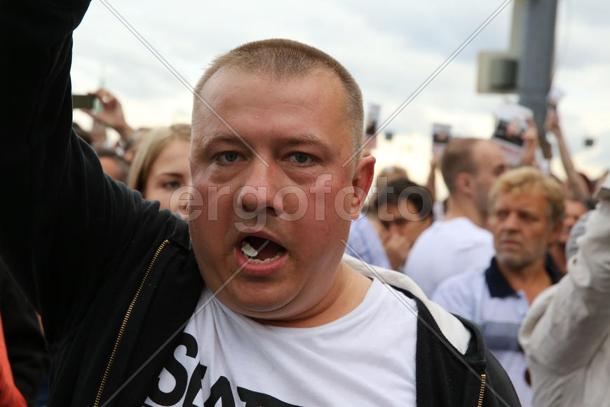 Митинг, человек кричит