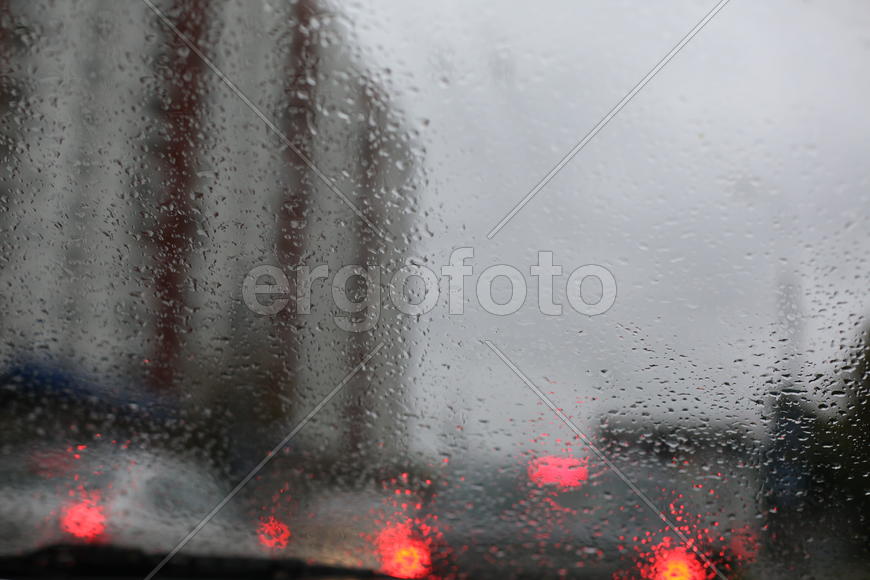 Капли дождя на стекле