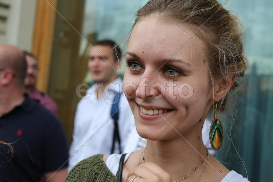 митинг, девушка улыбается