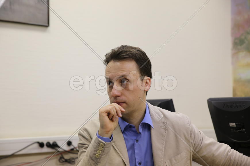 Изместьев задумался.