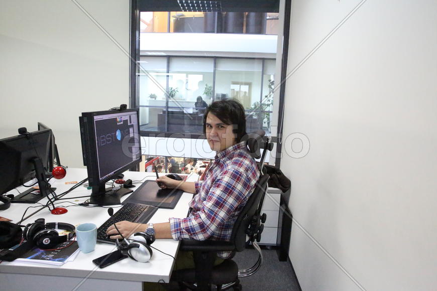 Дизайнер за работой