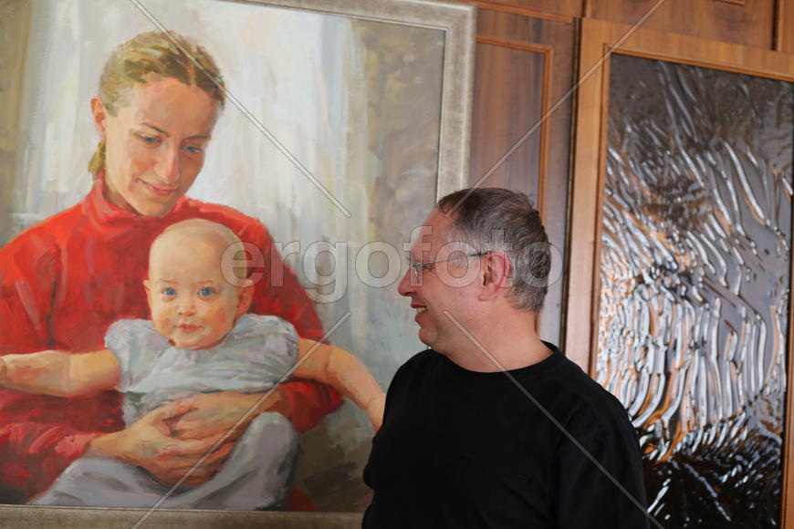 Отец смотрит на дочь и внучку