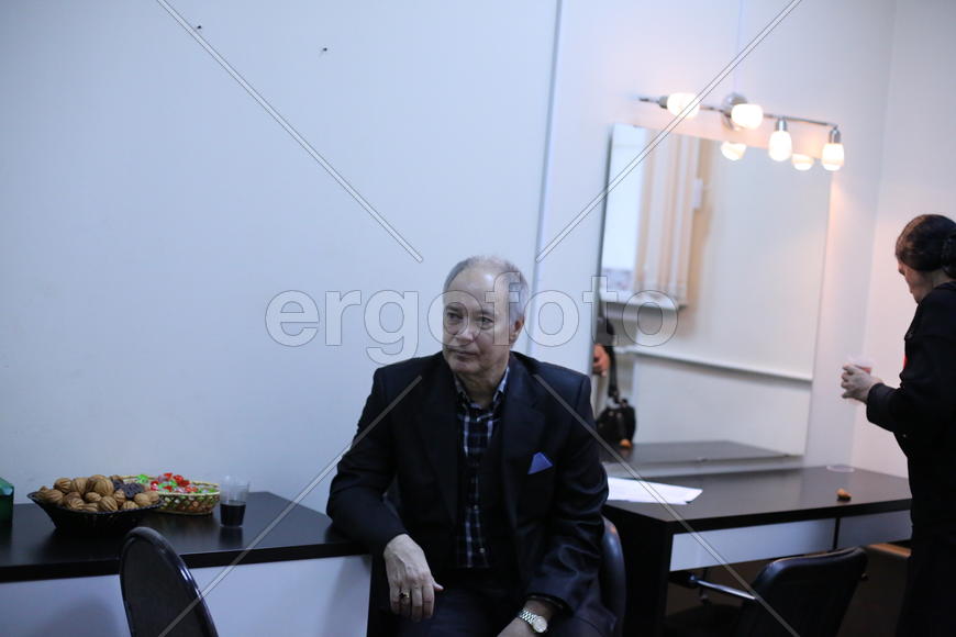 В ожидании съёмки в гримёрке