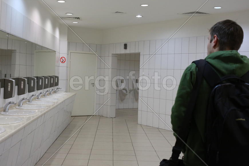 Молодой человек в туалете