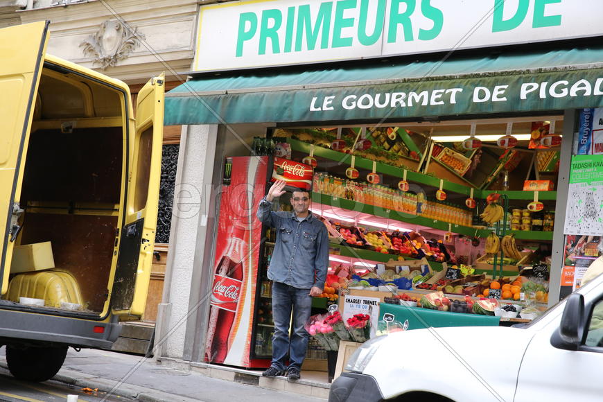 У этого человека мы покупали овощи.