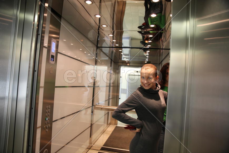 Кокетка в лифте