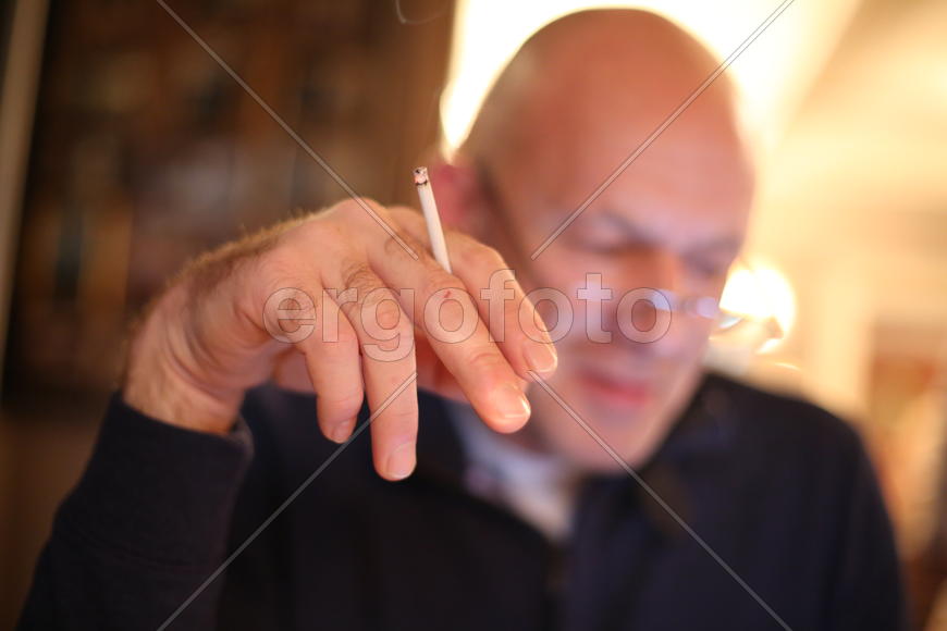 Сигарета в руке Алексеева Дмитрия Витальевича