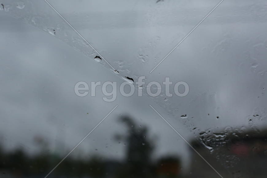 Капли дождя на стекле