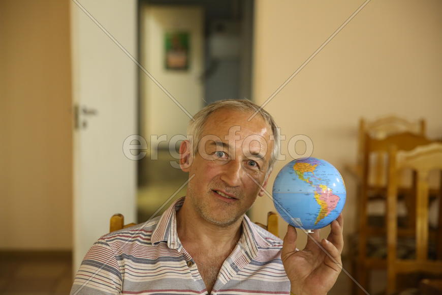 Александр Наумочкин с глобусом