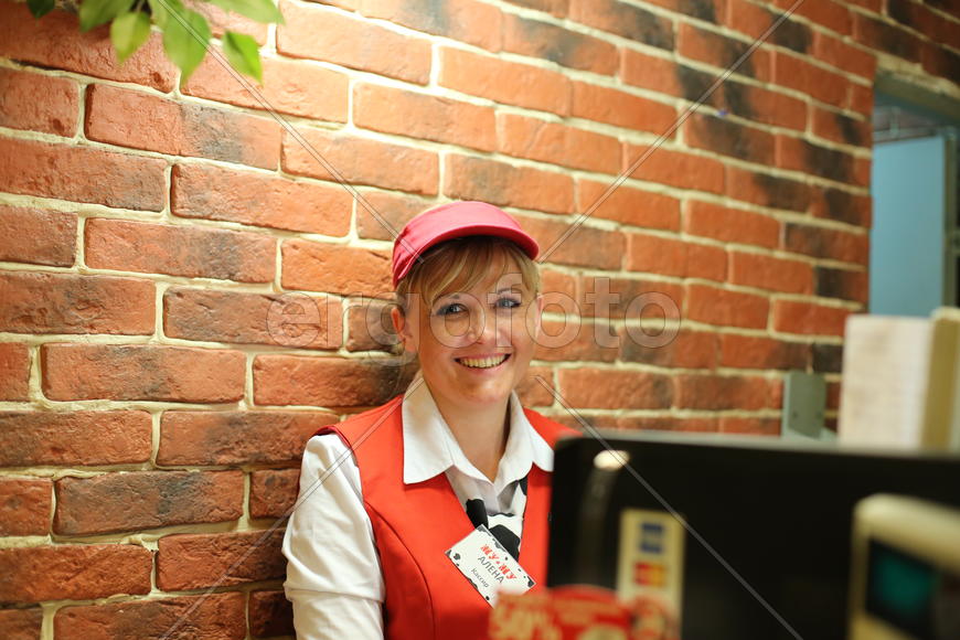 Она работает в Му-му